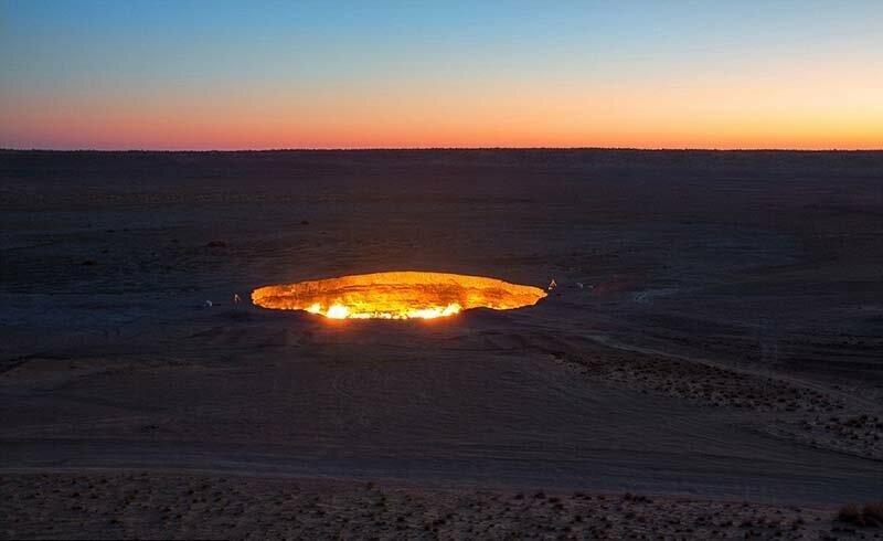 Дрон снял удивительное видео кратера по прозвищу «Дверь в преисподнюю», горящего более 40 лет