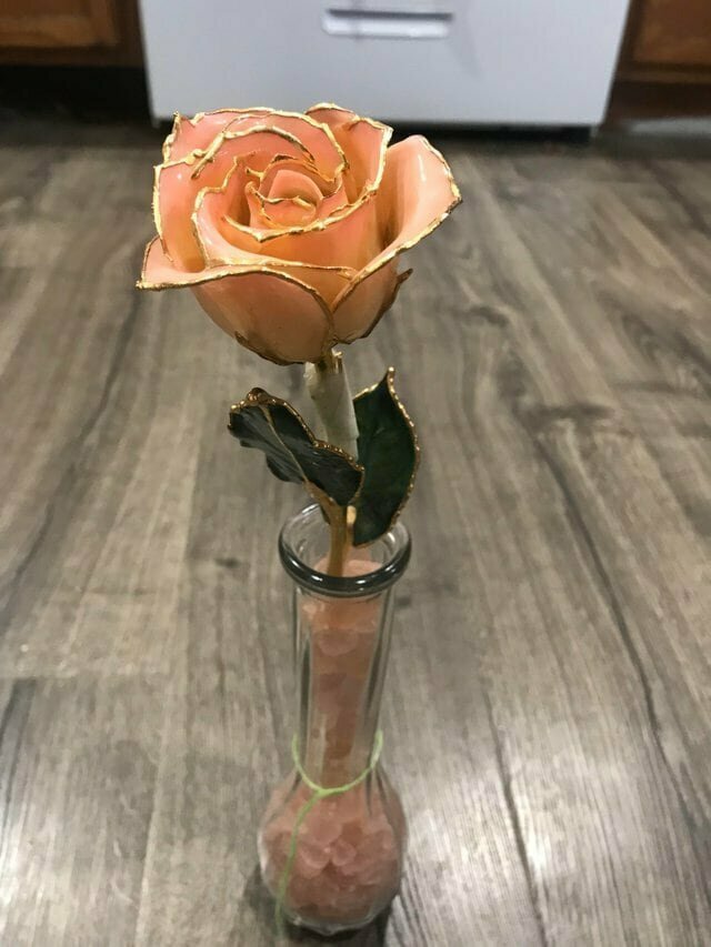7. «Это настоящая роза, покрытая стеклом и золотом. Я купил её для мамы 20 лет назад»