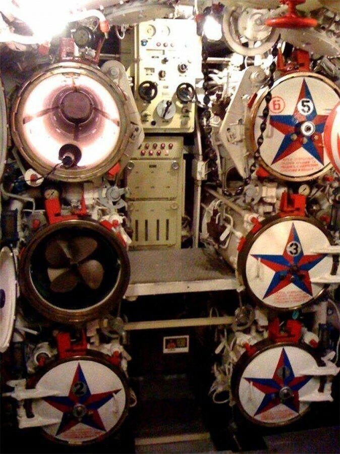 Интерьер советской подводной лодки Скорпион, которая находится на приколе в Лонг-Бич в Калифорнии, и является музеем