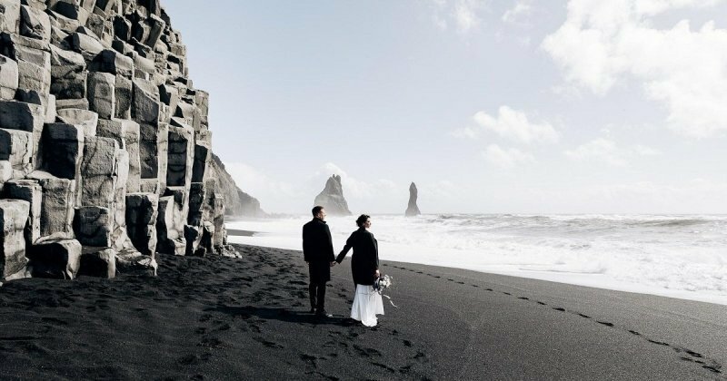 Молодожены на черном пляже Исландии