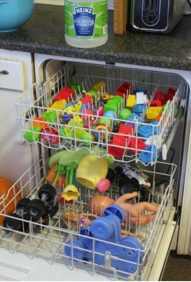 10. В посудомоечной машине можно помыть одновременно целую кучу детских игрушек