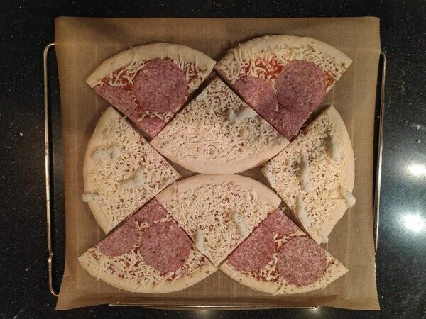 7. Чтобы приготовить сразу несколько пицц в духовке, их необходимо разрезать