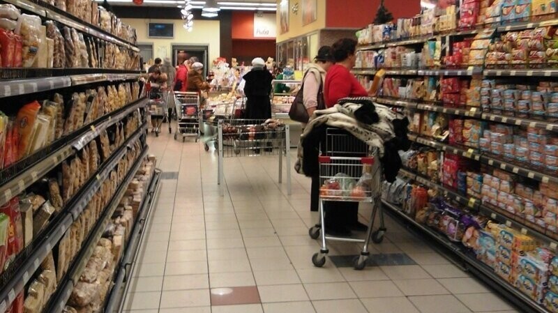 Бизнесмену, который бесплатно раздает продукты в магазине, грозят штрафы и уголовное дело