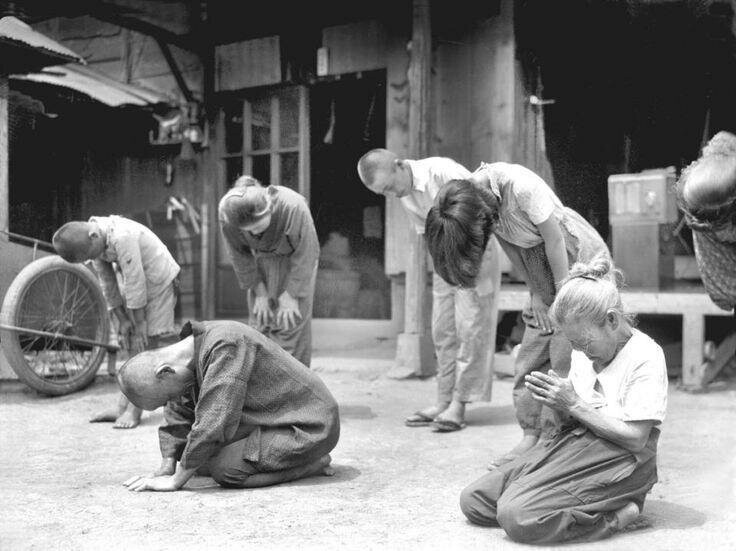 Японцы слушают сообщение императора о капитуляции. Япония, 15 августа 1945 года