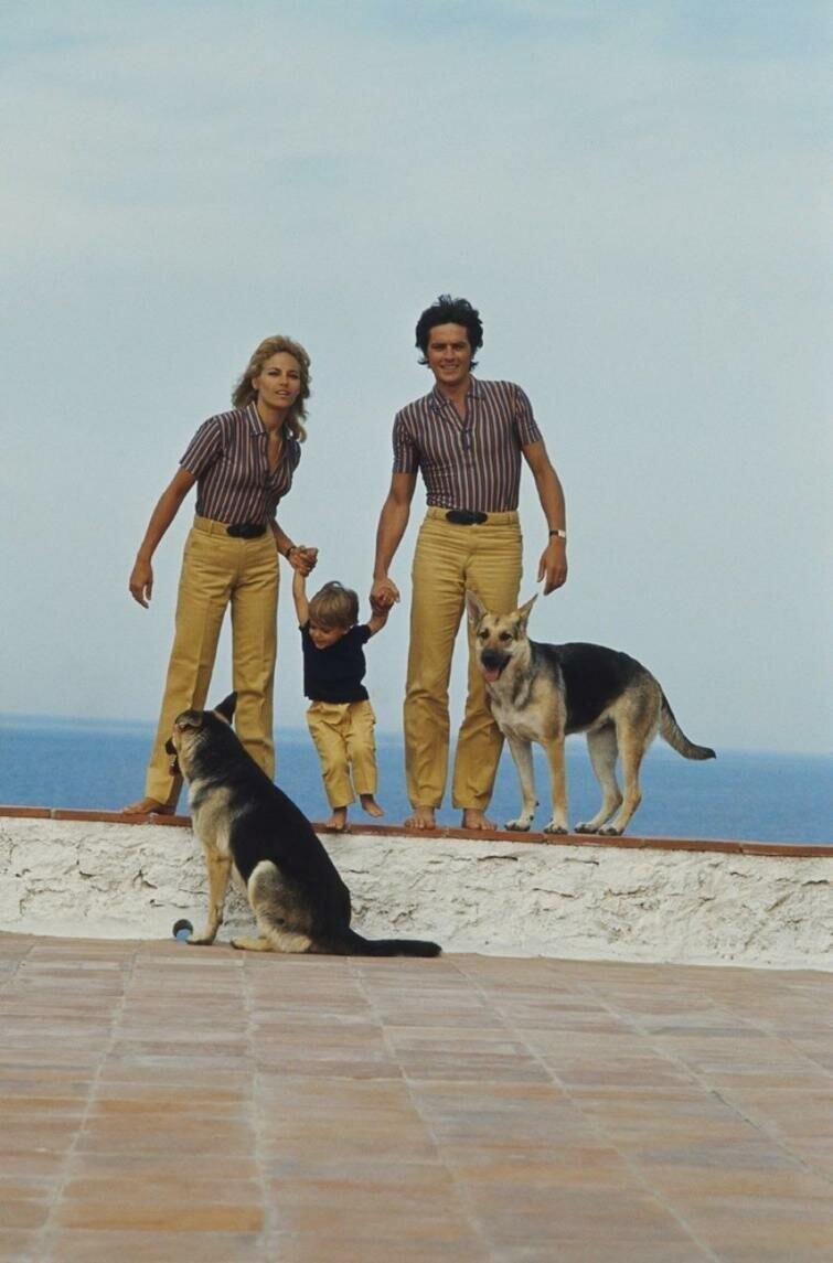 Ален Делон, его жена Натали и сын Энтони, Сен–Тропе, 1966 год 