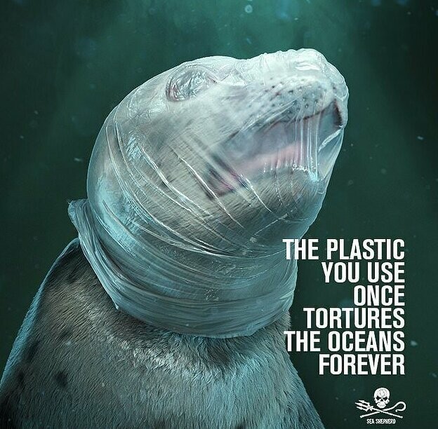 "Пластик, который вы используете один раз, терзает океаны вечно", - сказано на 3D-плакатах