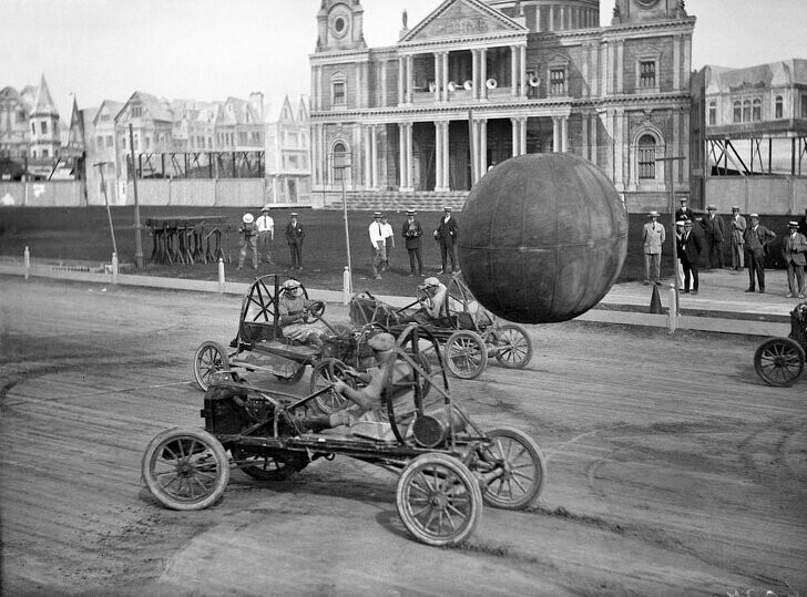 Мужчины за рулем специальных автомобилей играют большим мячом в пушбол, Канада, 1925 год 
