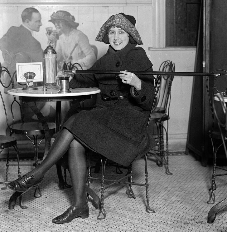 Времена сухого закона: женщина демонстрирует трость, в которой скрыта колба для алкогольных напитков, Чикаго, 1922 год 