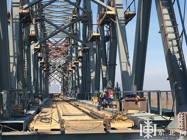 Россия завершила возведение своей части ж/д моста через Амур