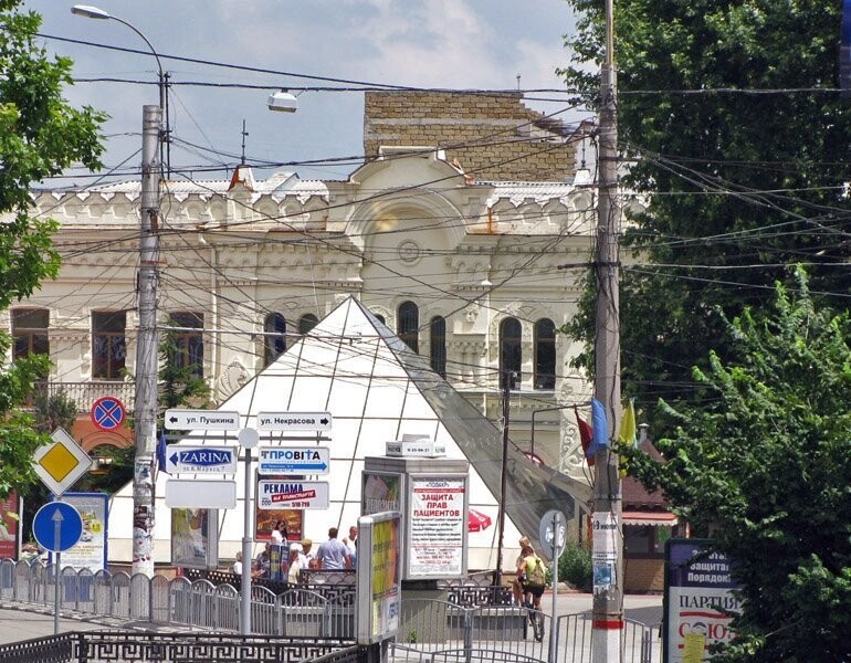 Пирамиды в малых и больших архитектурных формах