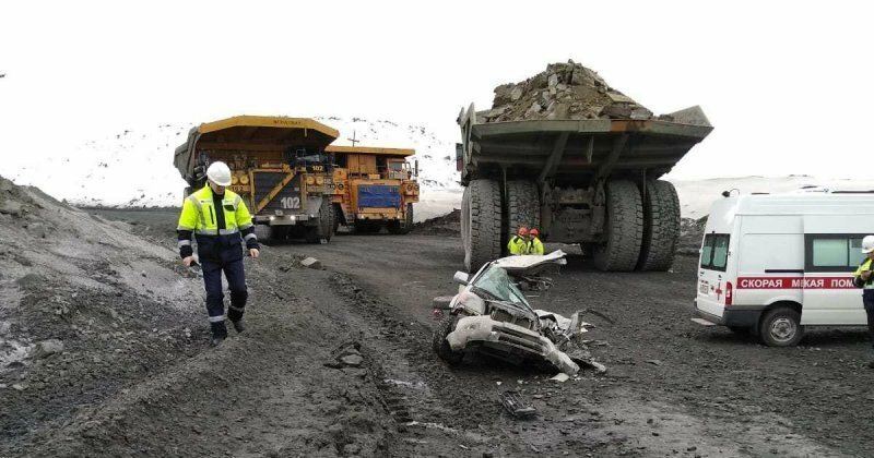 В Карелии огромный карьерный самосвал переехал пикап: водитель чудом не пострадал