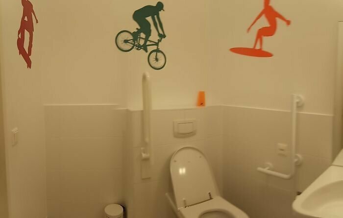 Когда дизайнера попросили украсить туалет для инвалидов