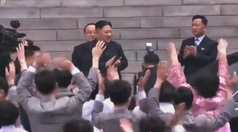 Ким Чен Ын уволил своего фотографа за то, что тот на 3 секунды закрыл его от толпы