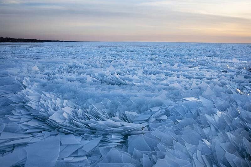 Лёд замёрзшего озера Мичиган рассыпался на осколки. Это редкий и очень эффектный весенний феномен