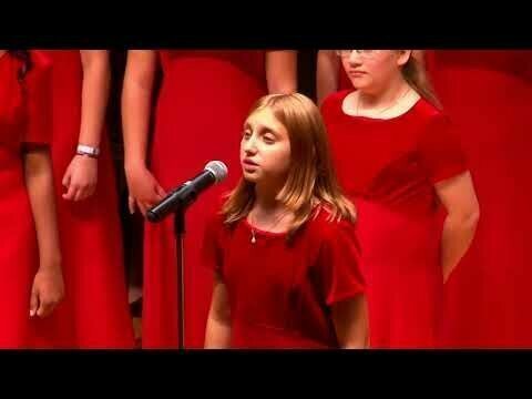 Американский хор исполняет песню "Прекрасное далеко" 