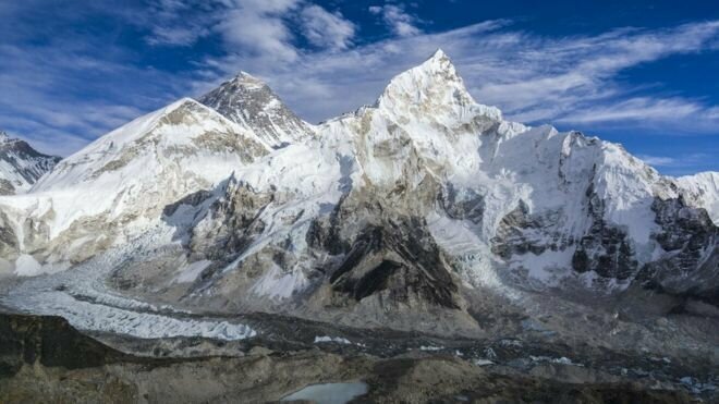 Тающие ледники на Эвересте обнажают тела погибших альпинистов