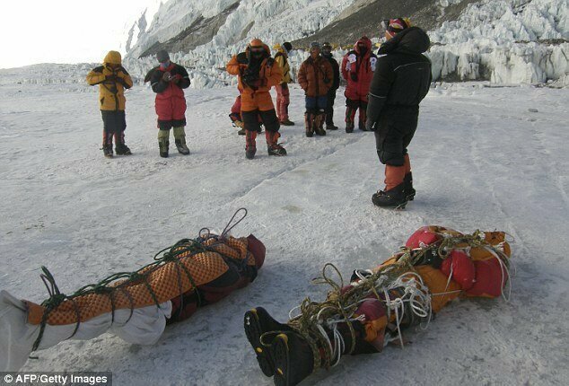 Тающие ледники на Эвересте обнажают тела погибших альпинистов