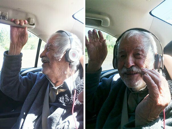 5. 92-летний дедуля впервые слушает музыку в наушниках