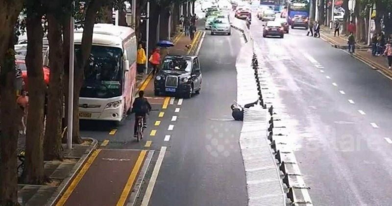 Неловкий пешеход из Китая хотел срезать путь и снес разделительный барьер