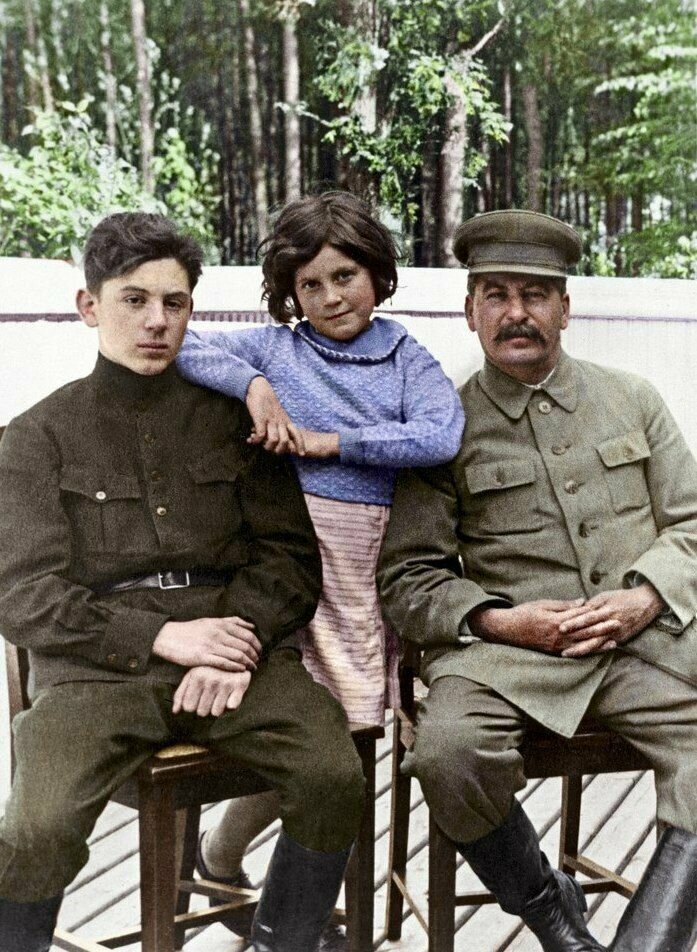  Иосиф Сталин с сыном Василием и дочерью Светланой. 1935 год. 