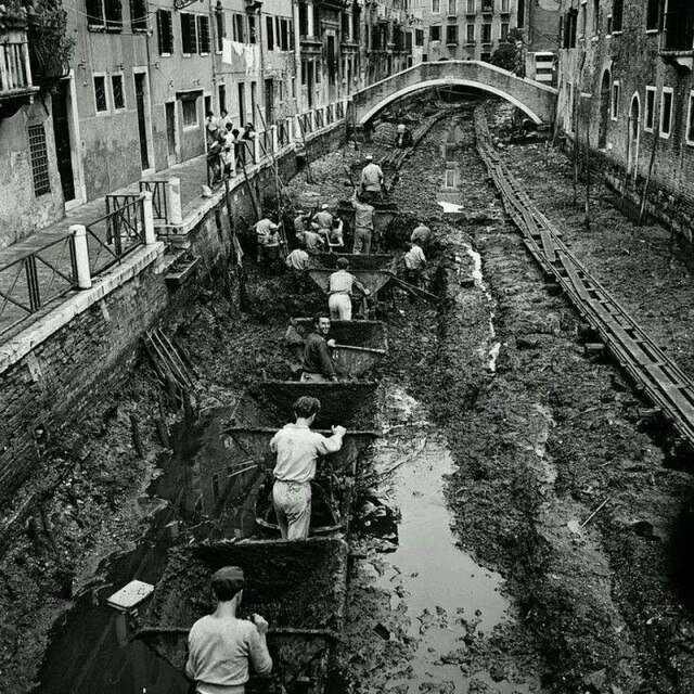 Знаменитые каналы Венеции были осушены и вычищены в 1956 году. 