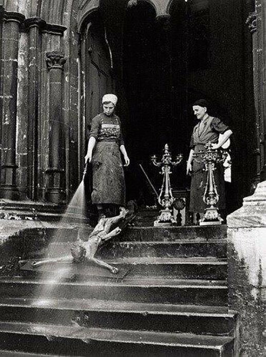 Уборщицы моют распятие, 1938 год.