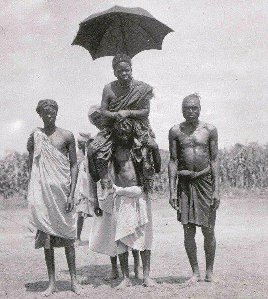  Африканский король верхом на подданном и с зонтиком. Германская восточная Африка, 1913 год. 