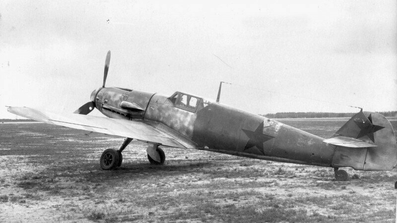 Немецкий истребитель Мессершмитт Bf 109G-2 (№14513) на испытаниях в НИИ ВВС Красной армии. 1943 год.