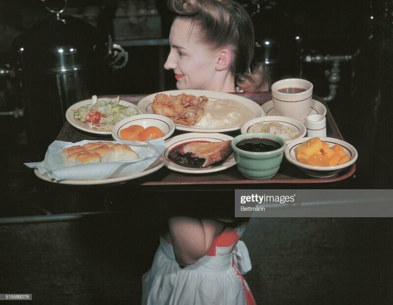 Официантка несет поднос с полным обедом за $1.28 в Berry's Place. 1950-е