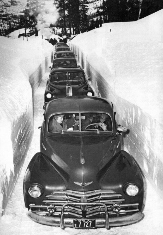 Жители города пытаются проехать по узкой дороге, зима в Айдахо, 1952 год.