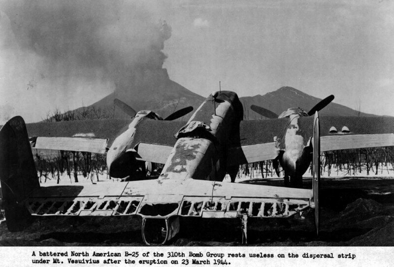 23 марта 1944 г. в результате извержения вулкана Везувий на близлежащем аэродроме Помпеи сгорели или получили серьезные повреждения 88 американских бомбардировщиков Б-25. Самые большие одномоментные потери бомберов за всю войну.