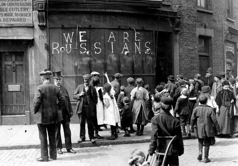 «Мы русские» - надпись на стене одного из магазинов, сделанная владельцами, чтобы местные жители не разгромили его, перепутав их с немцами, Лондон, 1915 год.