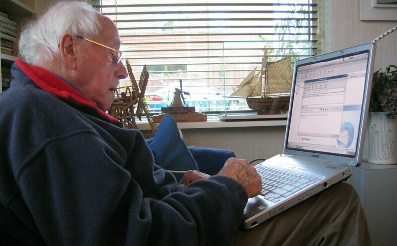 Бабушка и интернет: 17 забавных случаев о том, как пожилые осваивают соцсети