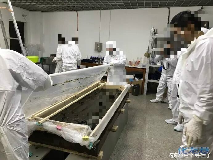 Вскрытие 700-летнего лакированного саркофага удивительной сохранности в Китае