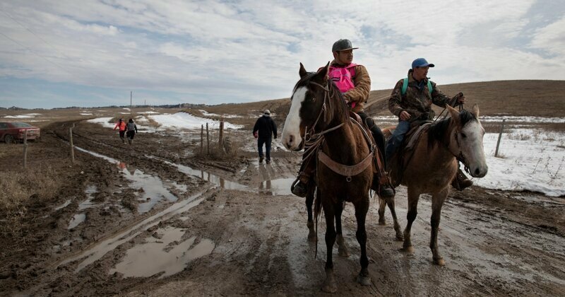 Дэвид Гиббонс (слева) и Шейн Местет пробираются к шоссе, чтобы купить продукты и медикаменты для жителей индейской резервации Пайн-Ридж в Южной Дакоте