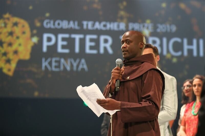 В Дубае «лучшему учителю в мире» вручили миллион долларов