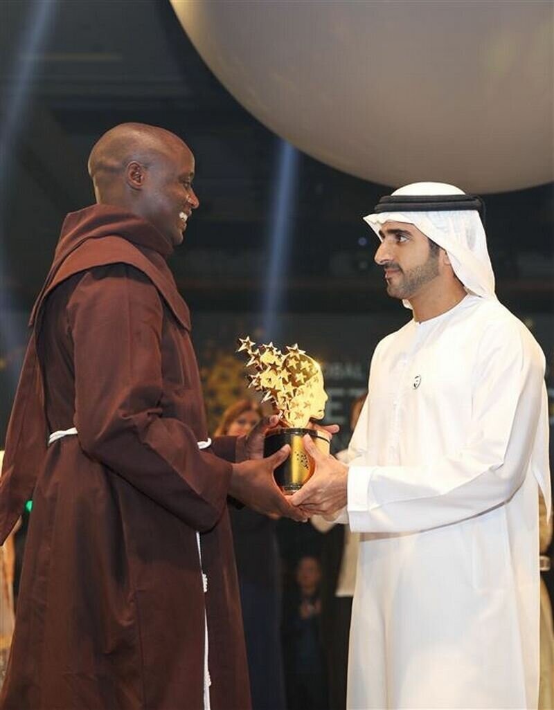 В Дубае «лучшему учителю в мире» вручили миллион долларов