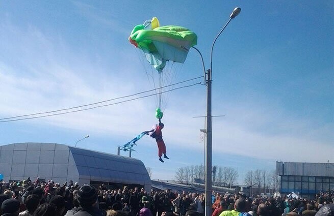 Парашют – отличная штука, которая позволяет висеть на фонарном столбе