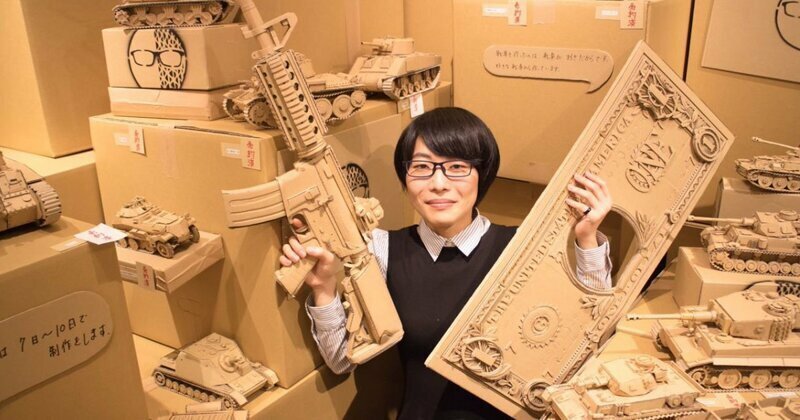 Творения японской мастерицы, превращающей картонные коробки в оружие, танки и космические корабли