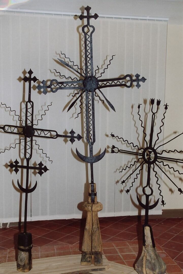 Литва. Криждирбисте — традиционное литовское искусство обработки и украшения крестов.