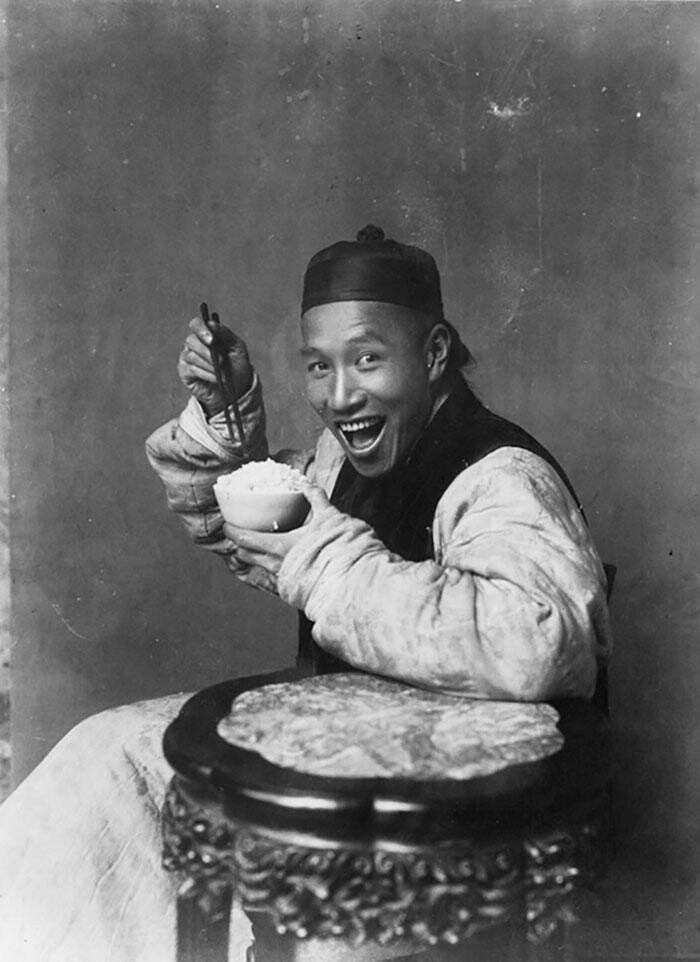 Американский музей естественной истории подтвердил, что фотография под названием «Поедание риса, Китай», сделанная в 1901-1904 годах, является подлинной