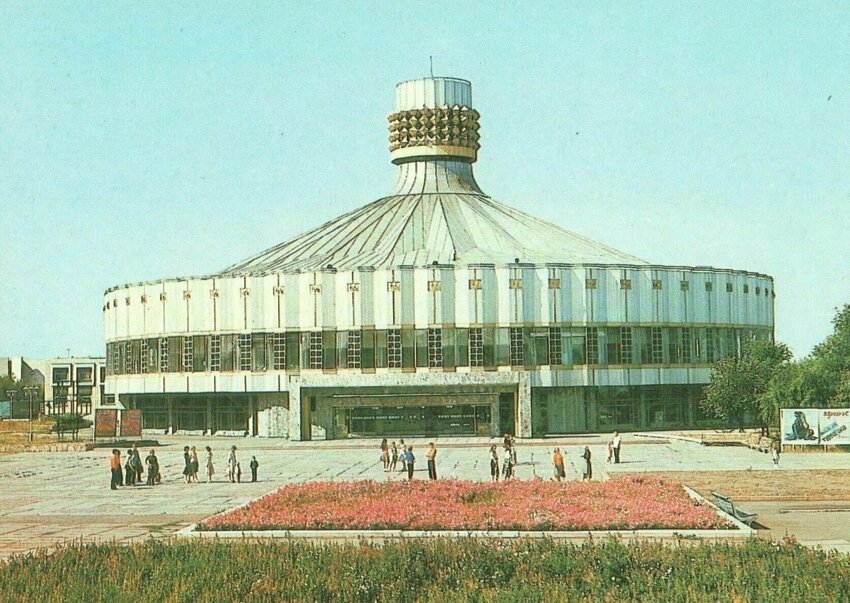 Здания советских времен. Здание цирка в Караганде. Цирк в Караганде (Казахстан). Цирк СССР здание. Цирк университет СССР.