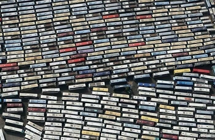 17. Это не коллекция кассет, а автобусы, перевозящие паломников в Мекке