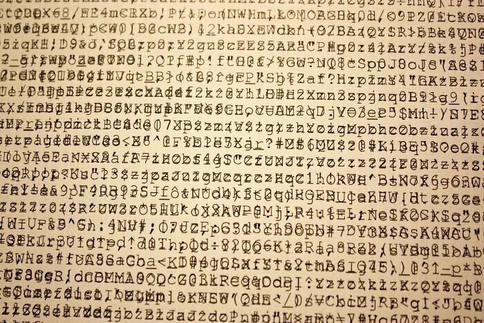25. Текст, трижды напечатанный неисправным принтером, выглядит как полотно с древними иероглифами