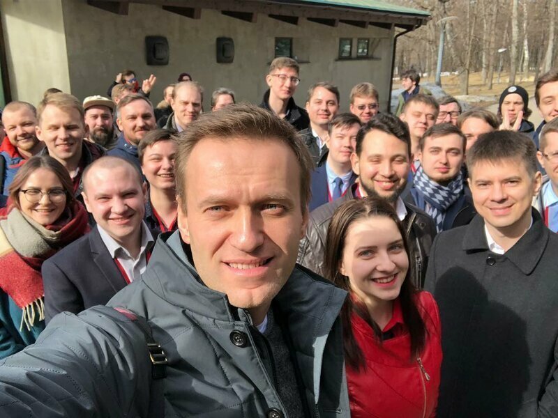 В соцсетях обсмеяли Навального за фото на фоне туалета