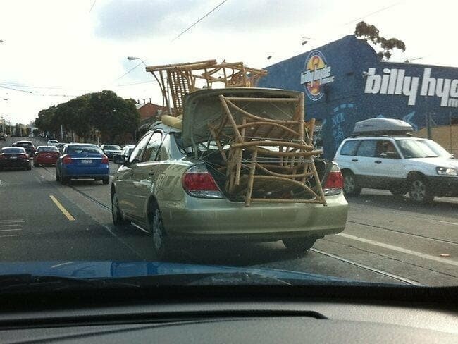 В окрестностях Мельбурна и не такое увидишь. Кому вообще нужные все эти мебельные грузовички?