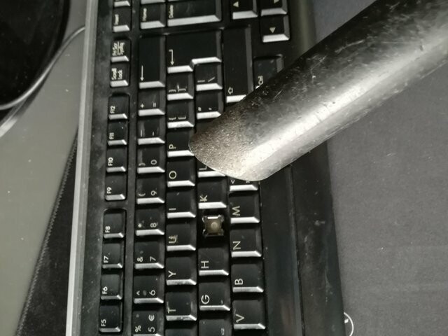 10. "Хотел почистить клавиатуру с помощью пылесоса - это была не лучшая моя идея"