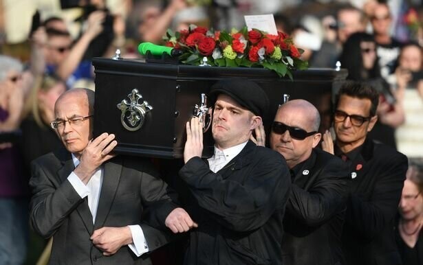Последнее шоу Кита Флинта: фронтмена The Prodigy похоронили под песни и танцы