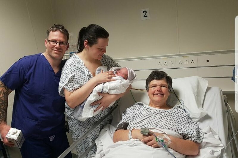 55-летняя женщина родила собственную внучку