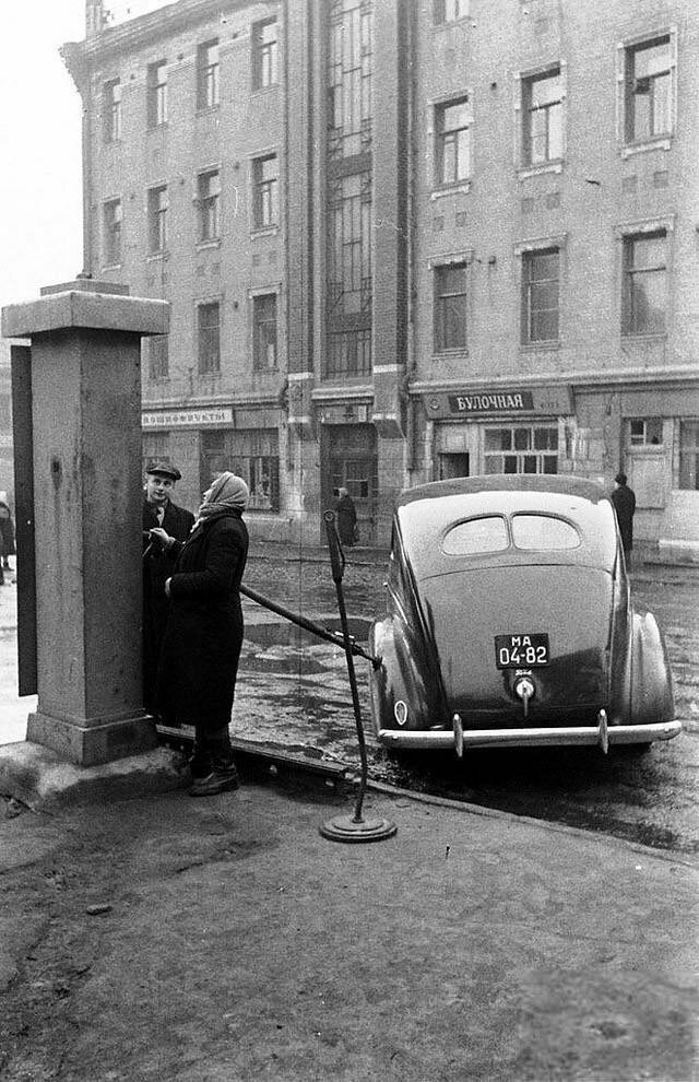 25. Бензоколонка на Плющихе, Москва, 1947 год